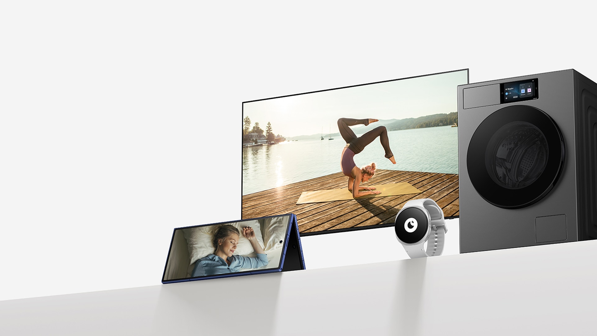 Eine Bespoke AI Waschmaschine und ein Galaxy Z Fold7 in der Farbe Blue Shadow erscheinen. Dann kommen ein OLED TV und eine Galaxy Watch8 in der Farbe Silver hinzu. Die Produkte sind Seite an Seite auf einer Bühne angeordnet. Auf dem Display des Blue Galaxy Z Fold7 ist eine schlafende Frau zu sehen. Auf dem Bildschirm des OLED TVs wird eine Frau gezeigt, die Yoga-Übungen macht. Auf dem Display der Galaxy Watch8 ist ein Mond-Symbol zu sehen.