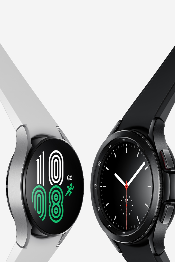 Zwei Galaxy Watch4 Geräte werden nebeneinander gezeigt, wobei auf der einen Seite eine silberne Galaxy Watch4 mit weißem Band und auf der anderen Seite eine schwarze Galaxy Watch4 Classic mit schwarzem Band angebracht ist. Jede Galaxy Watch4 verfügt über einen unterschiedlichen Zifferblattstil zur Anzeige der Uhrzeit.