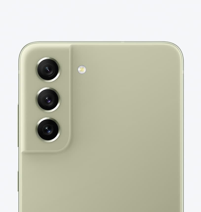 Galaxy S21 FE 5G in der Farbe Olive von hinten gesehen, mit Fokus auf die Hauptkamera.