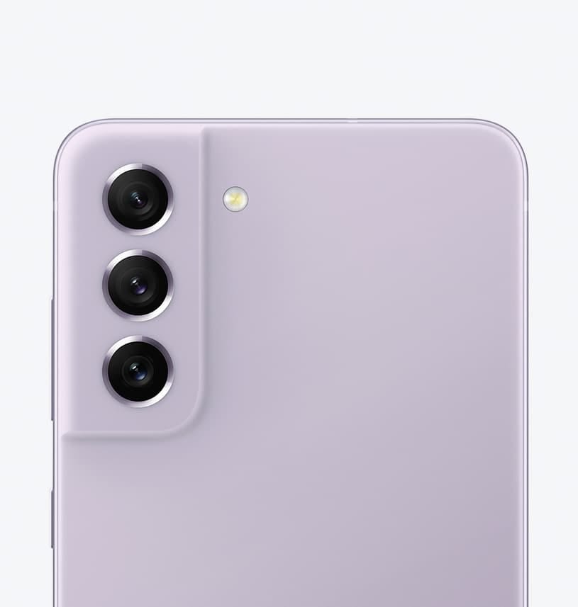 Galaxy S21 FE 5G in der Farbe Lavender von hinten gesehen, mit Fokus auf die Hauptkamera.