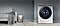 Eine intelligente Waschmaschine auf der rechten Seite und ein Sofa, Wäschekorb und ungewaschene Wäsche links.