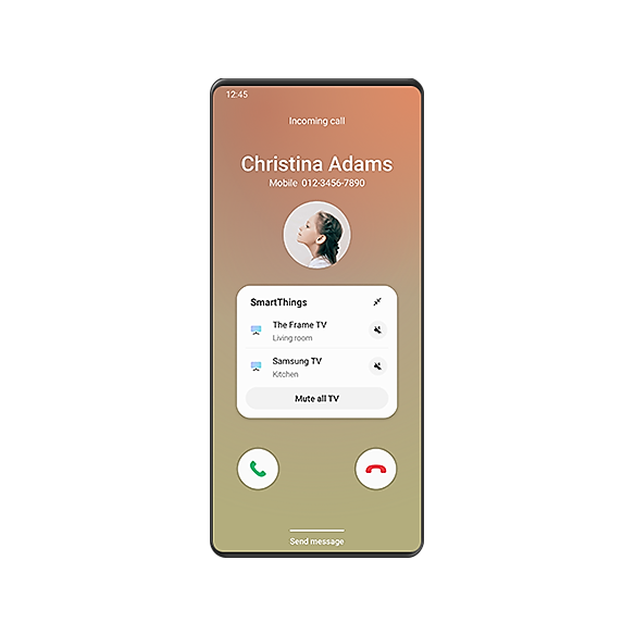 Auf einem Galaxy Smartphone wird ein eingehender Anruf von Christina Adams angezeigt, zusammen mit dem SmartThings Pop-up zum Stummschalten des Wohnzimmer-TV, des Küchen-TV oder aller TV-Geräte.