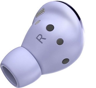 Ein rechter Ohrhörer der Galaxy Buds Pro in Phantom Violet ist von der Seite zu sehen, um die Größe des mittleren Ohrpolsters zu zeigen. Ein kleines Ohrpolster und ein großes Ohrpolster liegen rechts und links neben dem mittleren Ohrpolster.