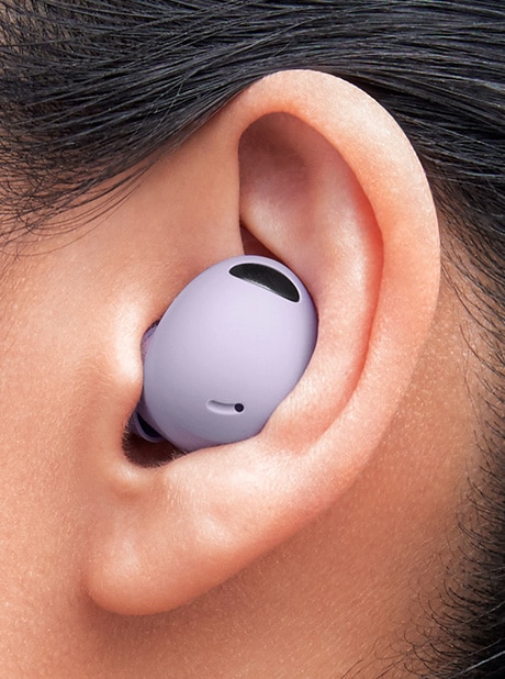 Eine Nahaufnahme eines Ohrs, in dem sich ein Galaxy Buds2 Pro Ohrhörer befindet.