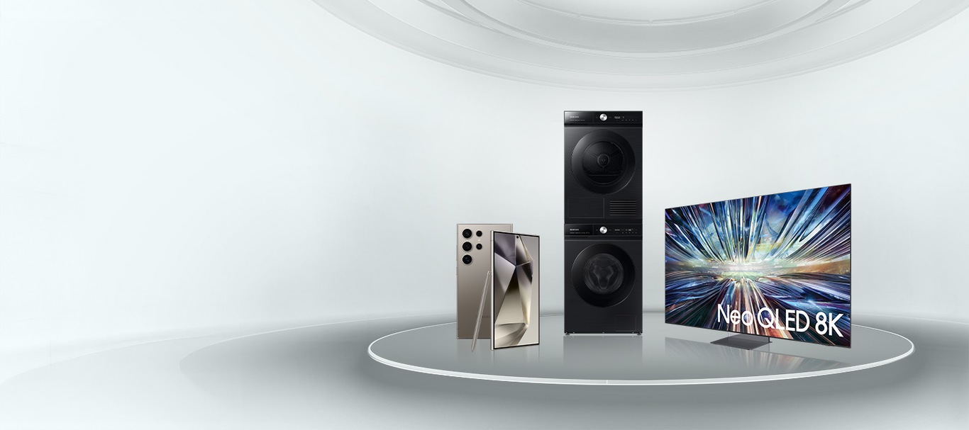 Ein Galaxy S24 Ultra, eine Bespoke AI Waschmaschine, ein Bespoke AI Trockner und ein Neo QLED 8K TV stehen auf einer runden Glasfläche vor einem futuristischen Hintergrund.