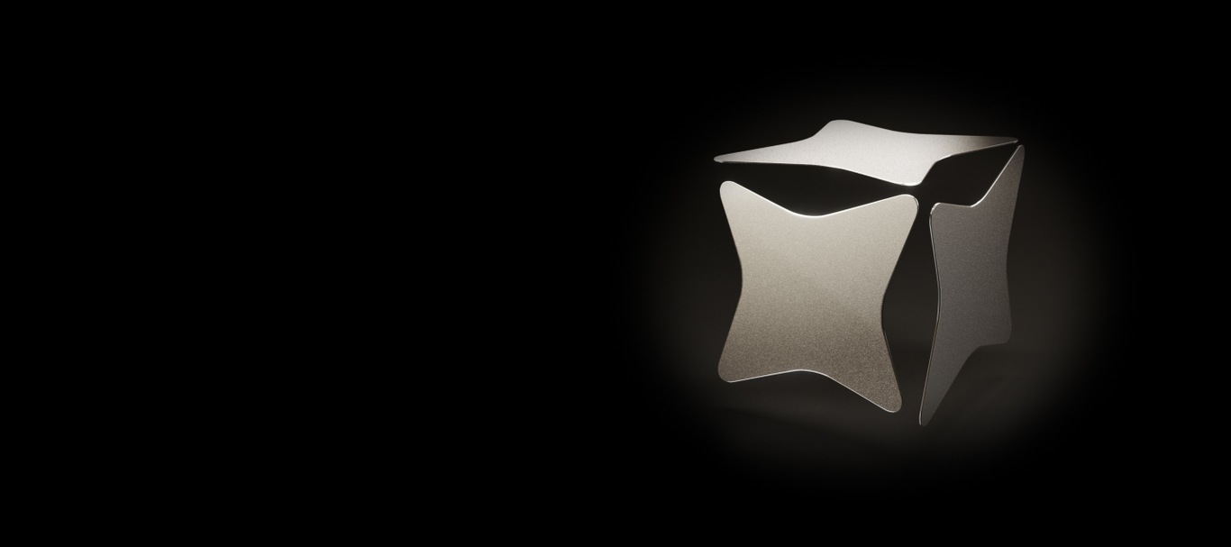 Metallische Leisten in Sternform bilden die Seiten eines Würfels. Vier Sterne, jetzt in den Größen klein und groß, in Form eines metallischen, dreidimensionalen Würfels lösen sich auf und bilden eine weiße, zweidimensionale Form. Sie fliegen davon und verschwinden in der Dunkelheit. Dann taucht ein hell leuchtender Stern auf und zieht einen Schweif aus glitzerndem Sternenstaub hinter sich her und bildet einen Kreis um die Worte „Galaxy AI is coming“.