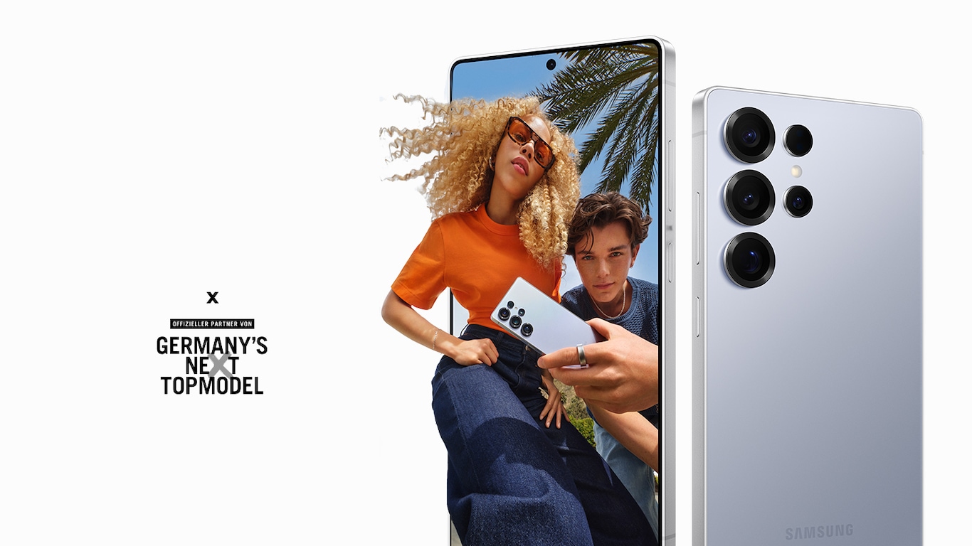 Zu sehen sind zwei Kandiaten der ProSieben Show Germanys next Topmodel die das Samsung Galaxy S25 Ultra in der Hand halten. Beide tragen den Galaxy Ring an ihrer Hand.