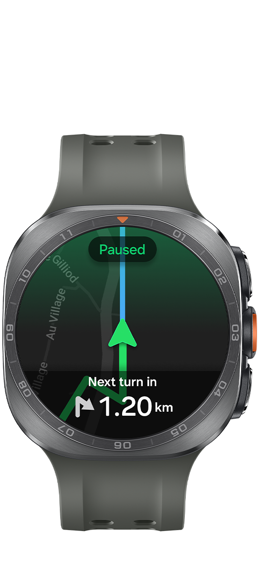 Frontansicht einer Galaxy Watch Ultra2 in Titanium Silver mit einem Marine Band in Olive. Auf dem Display läuft die GPS-Navigation mit Echtzeitführung entlang einer GPX-Route. Die Navigation ist pausiert und zeigt den Text „Nächste Abbiegung in 1,20 km“ an.