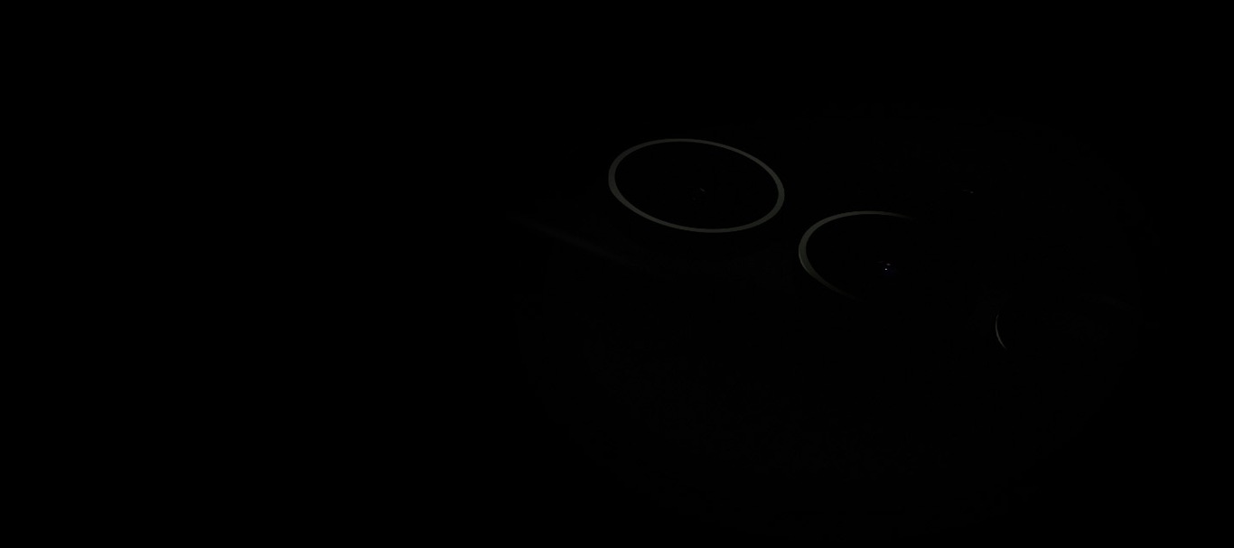 Zwei Galaxy S23 Ultra Galaxy S23 Ultra-Geräte stehen sich kopfüber gegenüber, Bildschirm an Bildschirm. Während sie sich voneinander wegbewegen, kommt der S Pen aus einem Gerät heraus und kommt auf dem verbleibenden Galaxy S23 Ultra, jetzt von hinten gesehen, zur Ruhe.