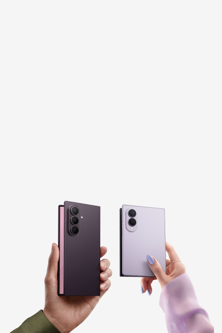 Zu sehen sind das Galaxy Z Fold8 Ultra in der Farbe Violet Shadow sowie das Galaxy Z Fold8 in Lavender.  
