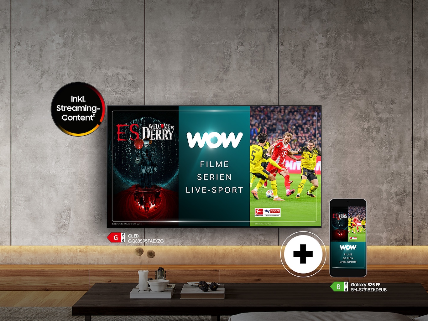 In einem Wohnzimmer ist ein Samsung OLED an einer Wand befestigt. Auf dessen Bildschirm ist das Logo von WOW und Vorschaubildern von Serien zu sehen. Links neben dem Fernseher ist ein Störer mit der Information: Streaming Content inklusive. Rechts neben dem Fernseher ist ein Galaxy S25 FE abgebildet