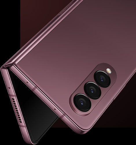 Samsung Galaxy Z Fold4 5G 256 GB Beige 7 Das Galaxy Z Fold4 von hinten auf dem Kopf stehend gesehen, in der online-exklusiven Farbe Burgunderfarben.