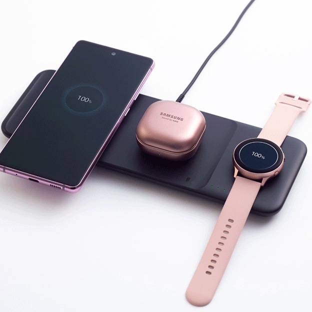 Samsung Geräte laden auf Wireless Charger Trio.