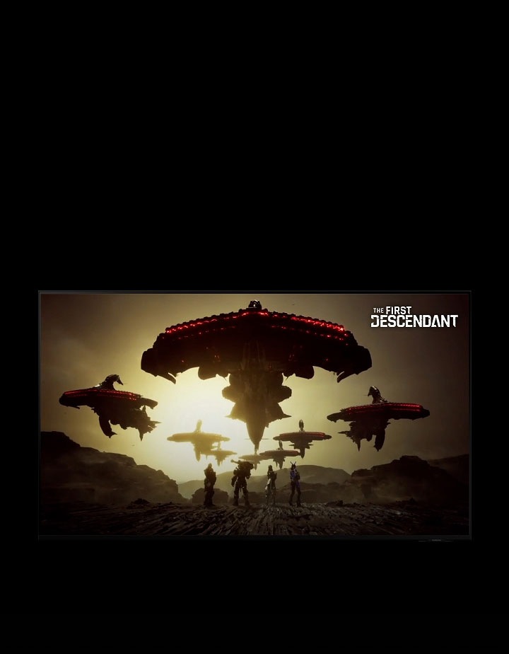 Vier schwer bewaffnete Spielfiguren stellen sich tapfer acht riesigen Alienschiffen entgegen, die am Himmel schweben. Das Logo des Spiels „The First Descendant“ ist im oberen rechten Bildrand zu erkennen.