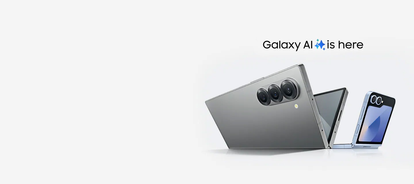 Af de to Galaxy Z Fold6-mobiler i Silver Shadow ses den ene  bagfra, i sammenfoldet tilstand. Den anden udfoldede mobil overlapper meget af den første mobil og ses fra hovedskærmen. En S Pen læner sig op ad den sammenfoldede Galaxy Z Fold6.