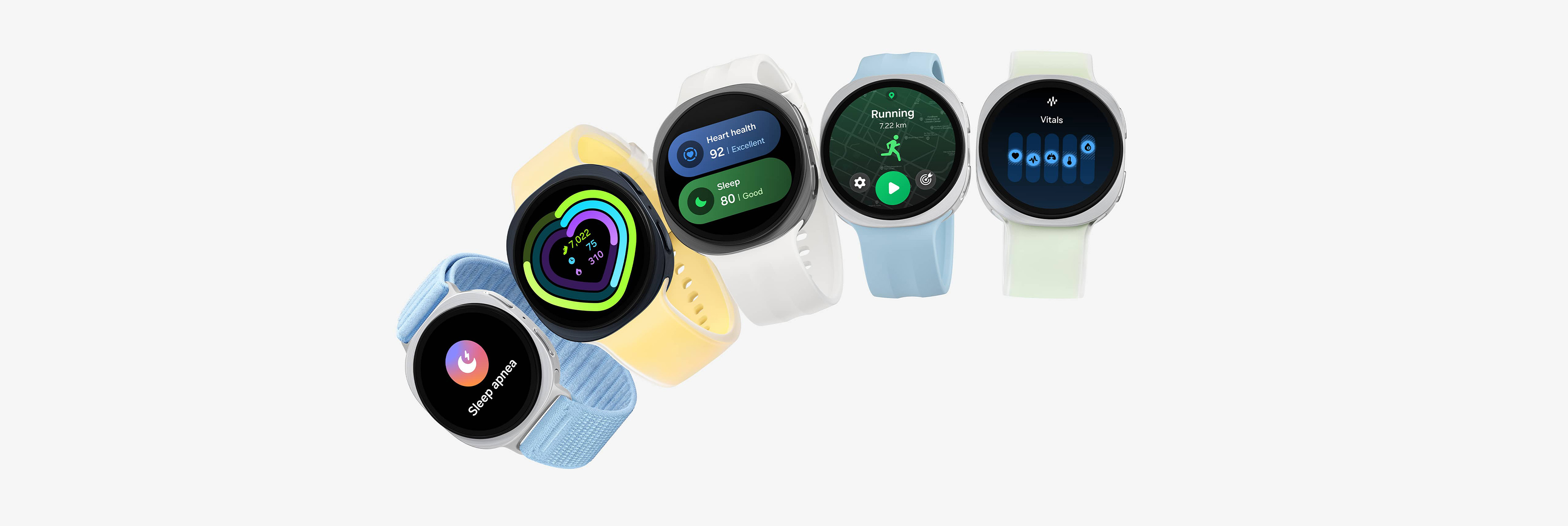 Musta värvi Galaxy Watch9 44 mm ja sinine riidest kellarihm, Musta värvi Galaxy Watch9 44 mm ja kollane kahevärviline silikoonrihm, hõbedast värvi Galaxy Watch9 44 mm ja beež spordirihm, beeži värvi Galaxy Watch9 40 mm ja sinine spordirihm ning beeži värvi Galaxy Watch9 40 mm ja rohelist värvi kahevärviline silikoonrihm on reastatud, et näidata kella ja ühilduvate rihmade kerget, mugavat ja mitmekülgset disaini.