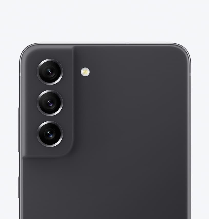 هاتف Galaxy S21 FE 5G باللون الجرافيتي في لقطة مقربة من الخلف، حيث يتم التركيز على الكاميرا الخلفية.