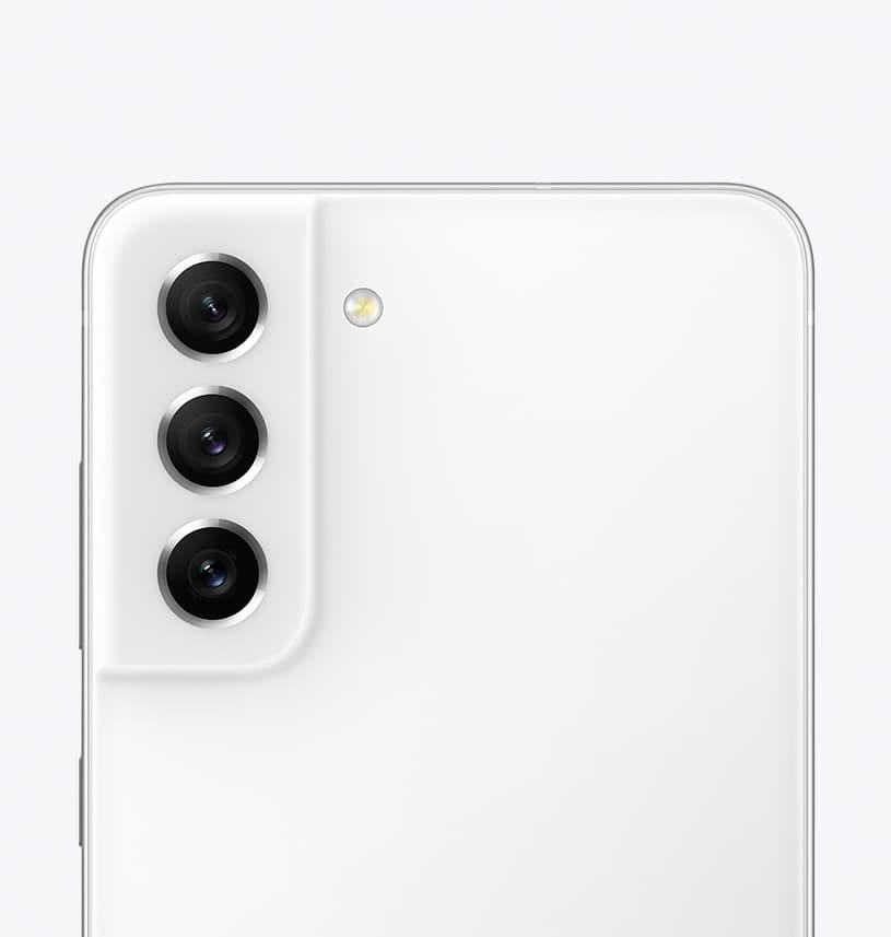 هاتف Galaxy S21 FE 5G بلون أبيض في لقطة مقربة من الخلف، حيث يتم التركيز على الكاميرا الخلفية.