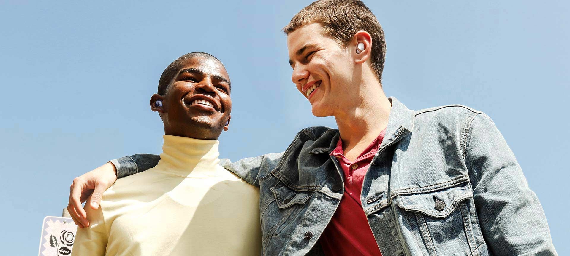 رجلان يرتديان السماعات Galaxy Buds Pro، يستمعان إلى نفس الصوت باستخدام ميزة Buds Together.