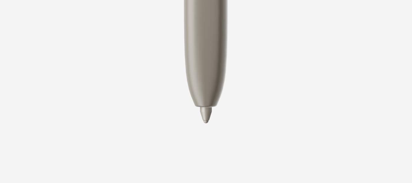 يلمس قلم S Pen شاشة هاتف Galaxy S24 Ultra الظاهر ووجهه لأعلى. تتحرك نجوم على الشاشة. يظهر هاتف Galaxy S24 Ultra آخر من الخلف ويخرج قلم S Pen ويحلق فوق الجهاز الأول. Galaxy AI بين يديك.