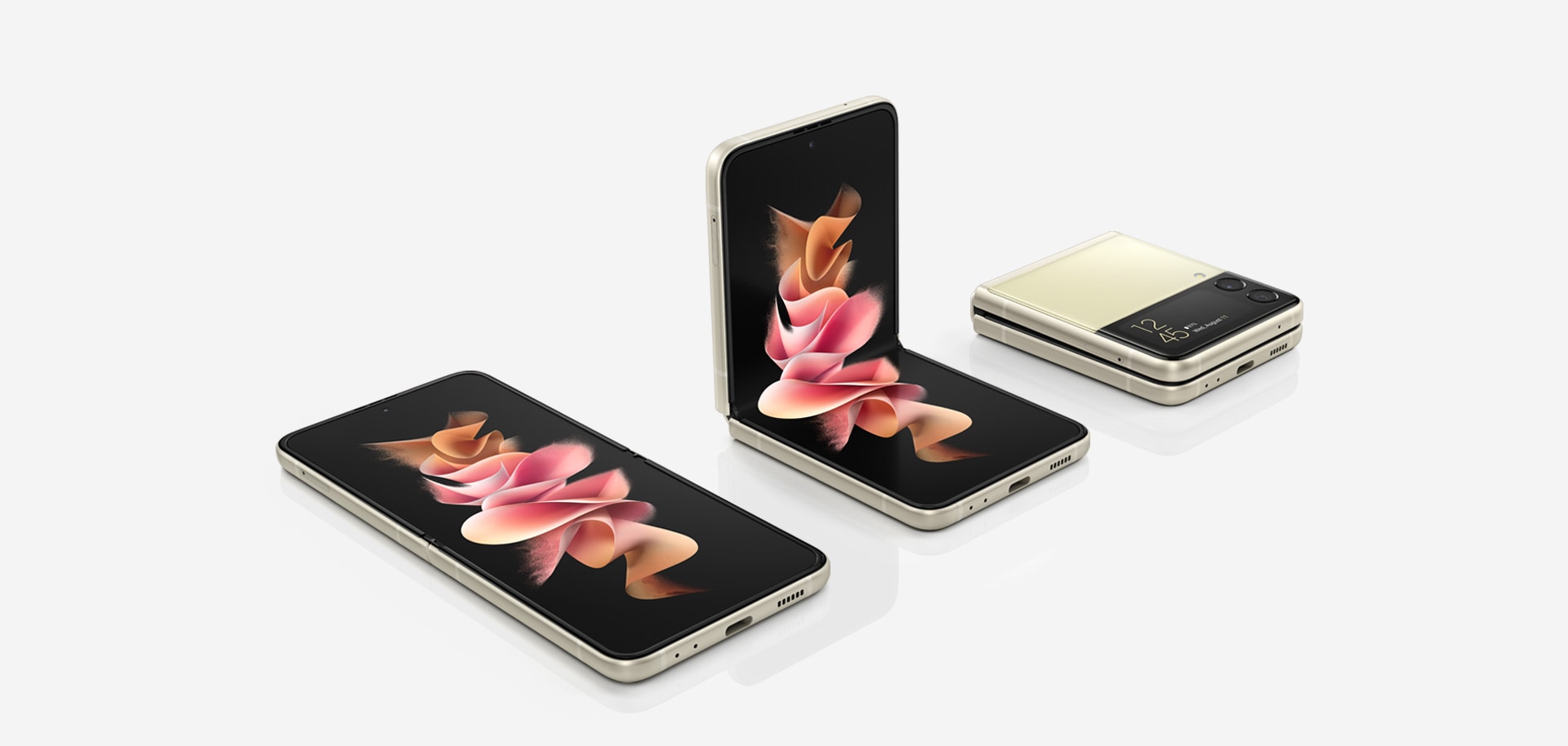 ثلاثة هواتف Galaxy Z Flip3 5G. هاتف مفتوح ويظهر على الشاشة الرئيسية خلفية ملونة. وهاتف في الوضع Flex (المرن) مع خلفية ملونة على الشاشة الرئيسية. وهاتف مطوي مع ظهور الوقت على شاشة الغطاء Cover Screen.