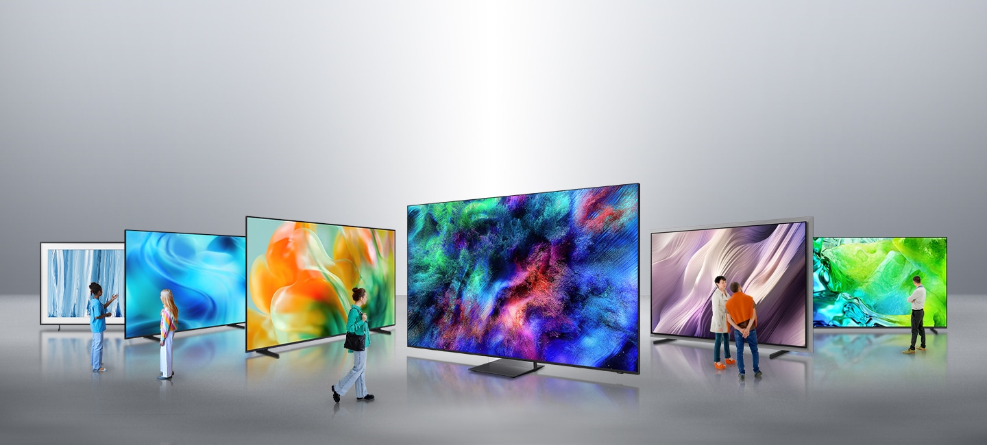 يظهر مجموعة من الأشخاص يشاهدون عرضاً لمجموعة أجهزة التلفزيون من Samsung إصدار عام 2026، والتي تتضمن Micro RGB، وNeo QLED، وOLED، وMini LED، وCrystal UHD، وThe Frame.