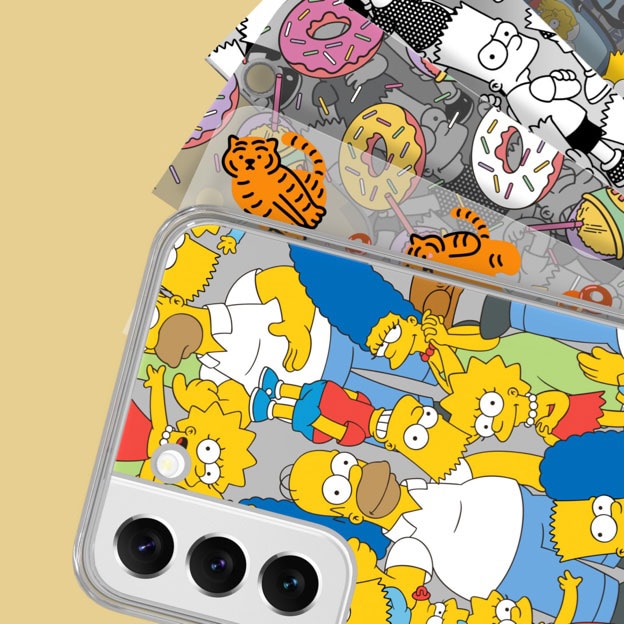 Parte posterior de un Galaxy S22 con una funda con marco de los Simpsons y fondos con distintos diseños detrás.