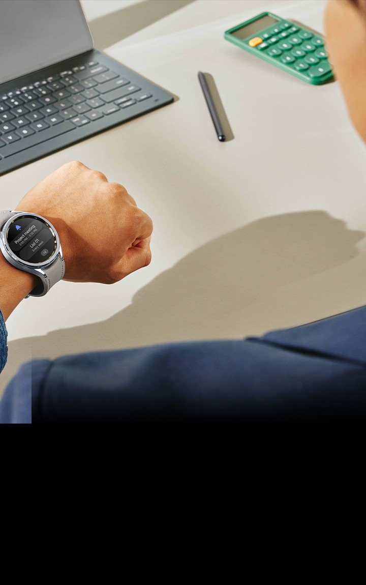 Persona revisando el dial de aplicaciones en su Smartwatch Galaxy