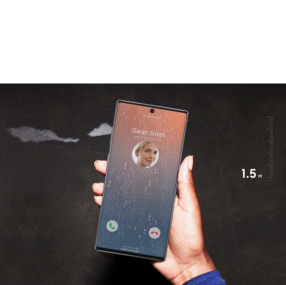 Video de un Galaxy Note9 cayendo al agua y mostrando la pantalla de bloqueo.