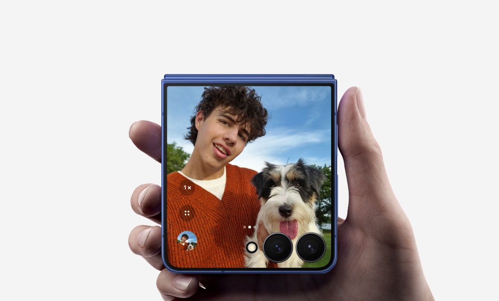 Un selfie de una persona y su mascota con la cámara de 50 MP del Galaxy Z Flip7 y se puede ver en la pantalla de la cubierta. Los detalles y texturas de la persona y su mascota se capturan con precisión.