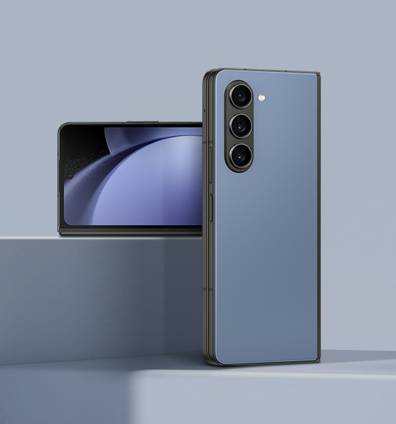 Dos dispositivos Galaxy Z Fold5 plegados en Blue. Uno se sitúa horizontalmente y se ve desde la pantalla de cubierta. El otro se sitúa verticalmente y se ve desde la parte trasera.