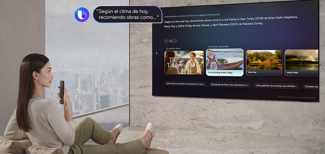 Una mujer sentada en el salón le pregunta a Bixby «Recomiéndame una obra de arte que encaje con el tiempo de hoy», mientras llueve fuera, hablando al mando a distancia del televisor. Bixby, con el logotipo de Bixby, muestra la respuesta «Basándome en el tiempo de hoy, te recomiendo obras de arte como...», con recomendaciones artísticas en un gran televisor Samsung.