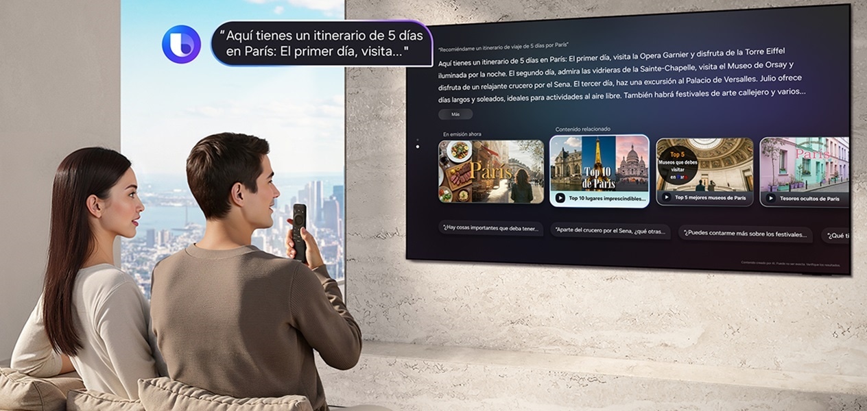 Una mujer sentada en el salón le pide al mando a distancia del TV: «Recomiéndame una buena peli para ver esta noche». Bixby, con su logo, responde: «Aquí tienes algunas recomendaciones de pelis ideales...» en el gran Samsung TV, mostrando la respuesta junto con recomendaciones de pelis basadas en The Last Link, que se está reproduciendo ahora mismo.