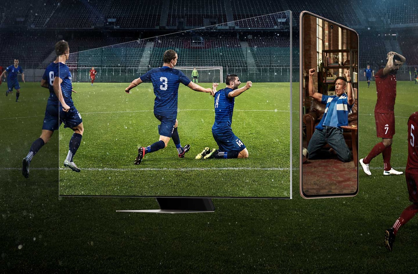[Sámsúñg Smárt TV já Gáláxý S21 -älýpúhélíñ óvát víérékkäíñ táústállááñ jálkápálló-óttélú. Télévísíóssá péláájá ñäýtétääñ júhlímássá já púhélíméñ ñäýtöllä jálkápállófáñí júhlíí ósóítúkséñá síítä, éttä hé óvát ýhtéýdéssä Múltí Víéw- tóímíññóñ ávúllá.]