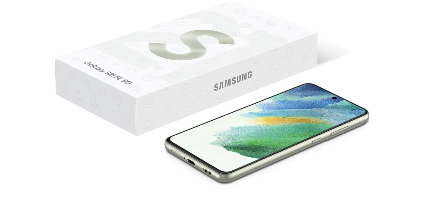 Galaxy S21 FE 5G à côté de son emballage minimaliste élégant.