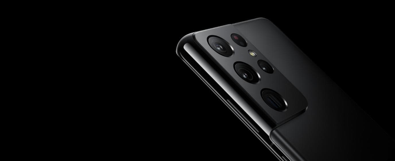 Gros plan sur le téléphone Galaxy S21 Ultra 5G Phantom Black vu de l’arrière en biais. L’image est focalisée sur ses quatre appareils photo.