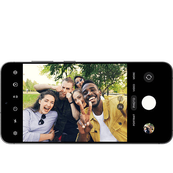 Écran d'appareil photo montrant des personnes prenant un selfie de groupe en mode Selfie panorama à l'aide des fonctions de contrôle du Galaxy de Bixby.