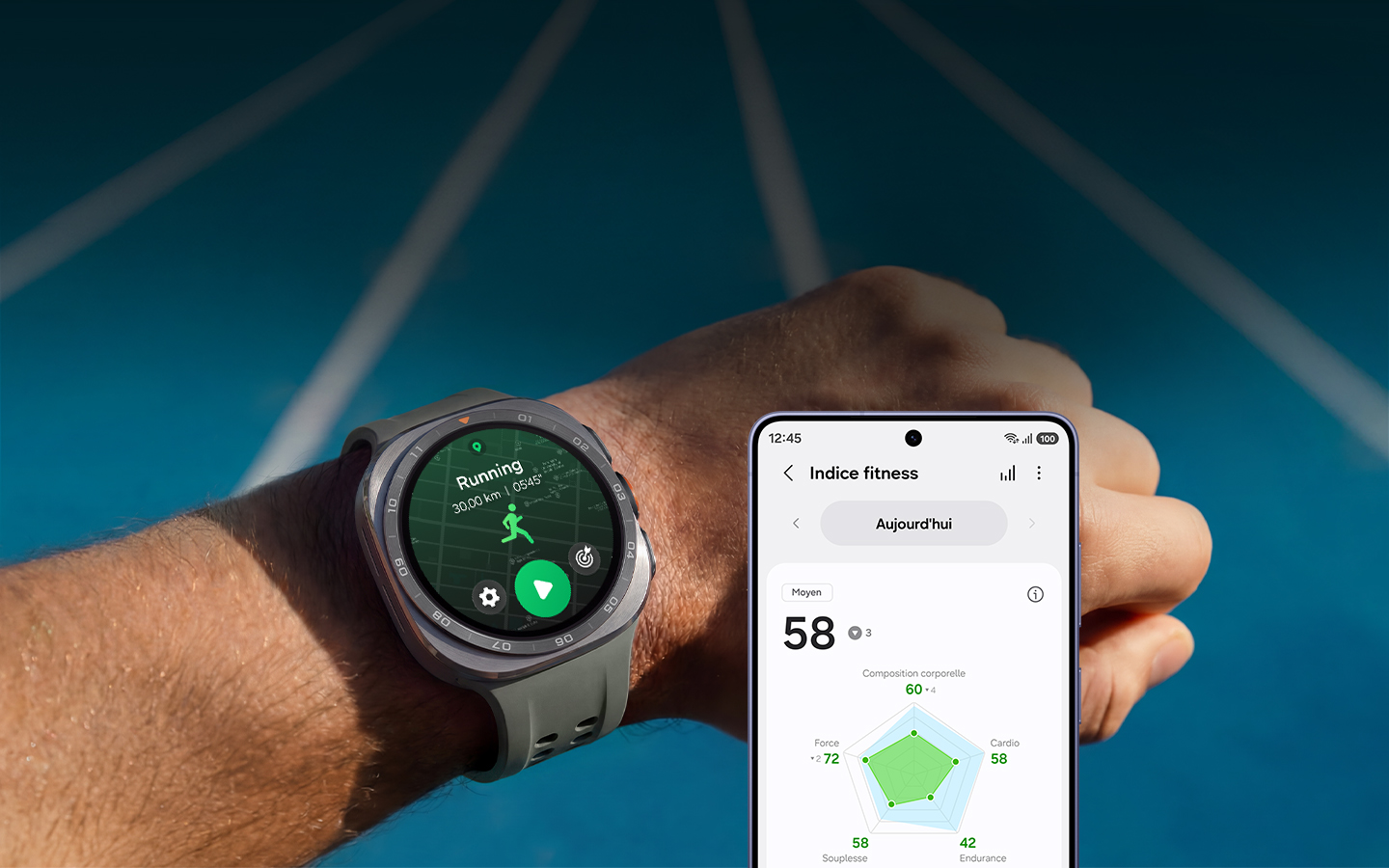 Un poignet portant une Galaxy Watch sous une lumière solaire intense. La fonction « Course » s’affiche à l’écran. À côté de la Galaxy Watch, un Galaxy S26 affiche la fonction « Indice de forme physique » indiquant un score de forme physique moyen de 58 pour la journée.