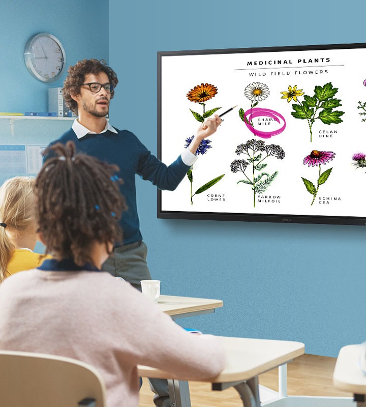 There are students taking notes on the screen in the classroom, students listening to the teacher's explanation.