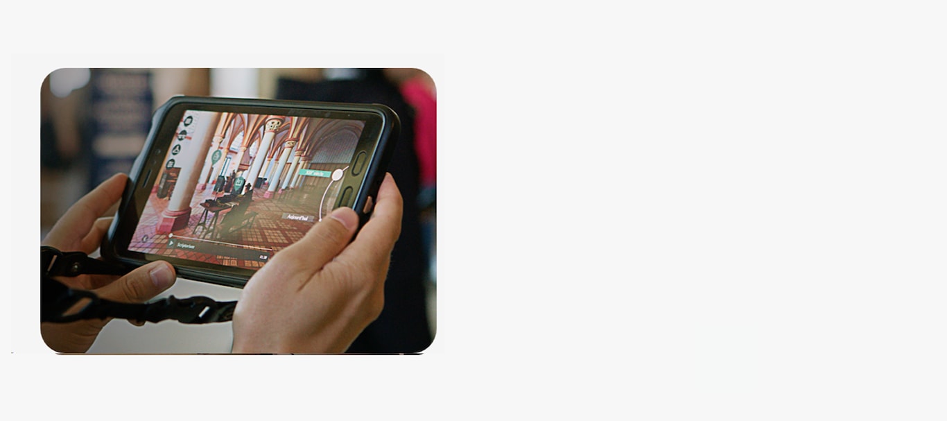 Image d’une tablette Samsung Galaxy Tab Active dans les mains d’une personne.