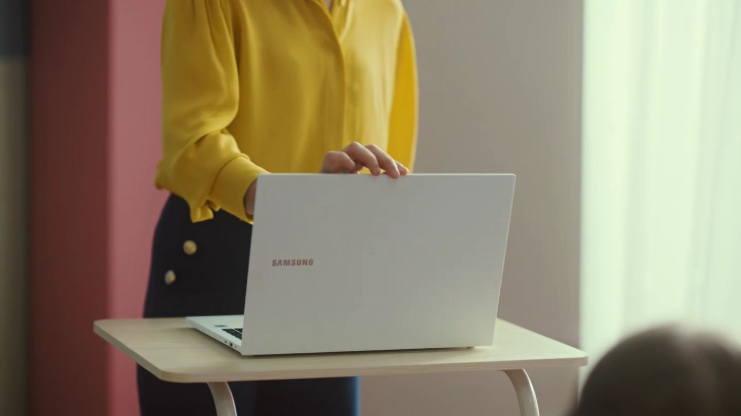 Connectez votre ordinateur via USB-C pour partager l'écran de votre Flip 4. Connectez votre tablette à distance et retrouvez son écran sur le Flip. Sélectionnez 4 utilisateurs connectés au Flip et affichez leurs écrans en simultané. 