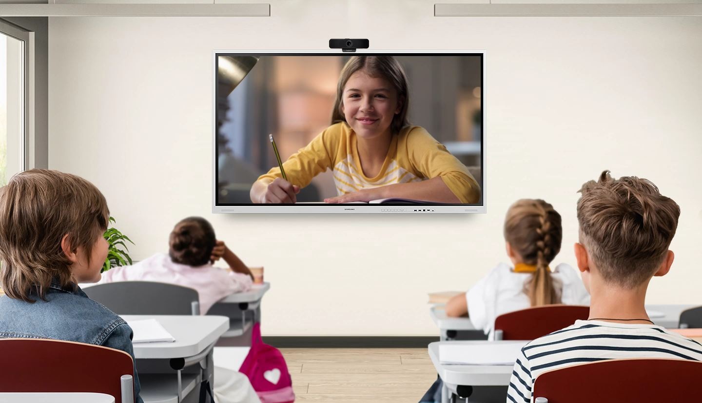 Grâce à une caméra sur le haut du Flip 4, les étudiants à distance peuvent aussi bien participer que les étudiants en classe.