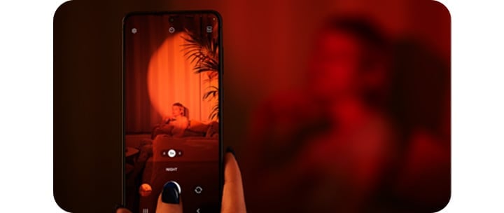 सैमसंग गैलेक्सी नाइट मोड स्मार्टफोन के साथ फोटो
