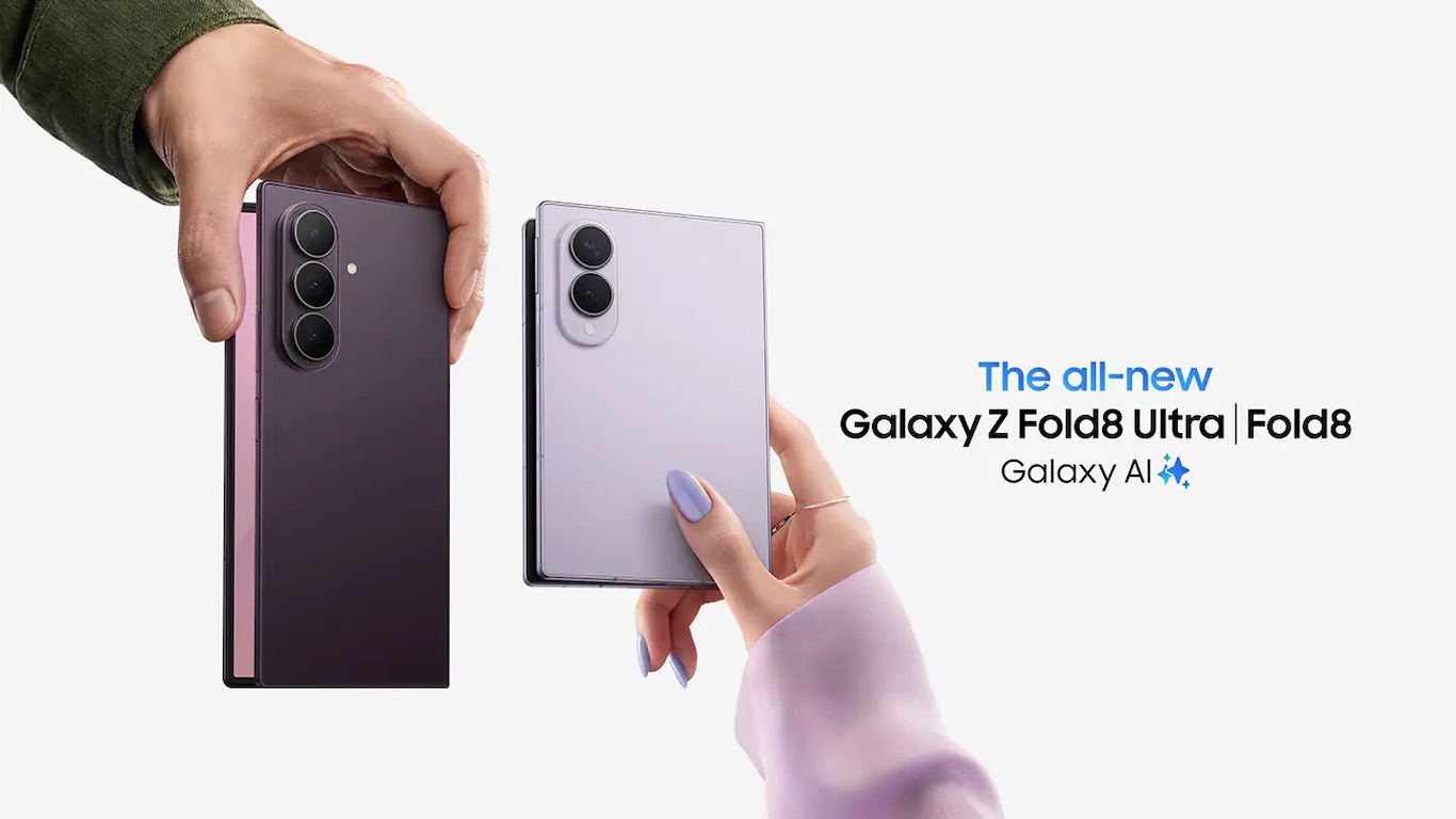 Le contour d’un Galaxy Z Fold8 déplié apparaît progressivement jusqu’à ce qu’il se transforme en appareil. Celui-ci se replie ensuite pour dévoiler l’écran de couverture, puis pivote pour montrer l’arrière avec le mot « FOLD » en arrière-plan. On le voit ensuite dans la main d’une personne. Le tout nouveau Galaxy Z Fold8. Galaxy AI. La scène passe à un Galaxy S26 Ultra couleur Techno Violet qui pivote pour dévoiler son dos avec les caméras arrière. Le S Pen apparaît. Galaxy S26 Ultra. Galaxy AI. La scène change et une main tient le Galaxy S26 Ultra couleur Techno Violet. Vu de face, l’écran est visible et affiche notamment une application de messagerie. Lorsque l’utilisateur incline l’angle de vue sur le côté, l’écran s’assombrit et le contenu à l’écran devient moins visible. Lorsque l’angle de vue revient à une vue de face, le contenu redevient visible. La scène passe à une vidéo de personnes en train de danser, en cours de montage avec Recadrage Dynamique, où un seul sujet est sélectionné à l’écran. Un format 9:16 est choisi parmi les options de recadrage et le bouton « Suivre » est appuyé. Galaxy AI crée une nouvelle vidéo avec la personne sélectionnée comme sujet principal. La scène change et on aperçoit une puce personnalisée intégrant un NPU, un GPU, un CPU et un optimiseur d’image personnalisé. Le mot « AI » apparaît au-dessus de la puce. En effectuant un zoom arrière, un objectif d’appareil photo apparaît. En effectuant un zoom à l’intérieur de l’objectif, l’image se transforme en une vidéo filmée en basse lumière. Grâce à la fonction Nightography, les détails restent nets et clairs.