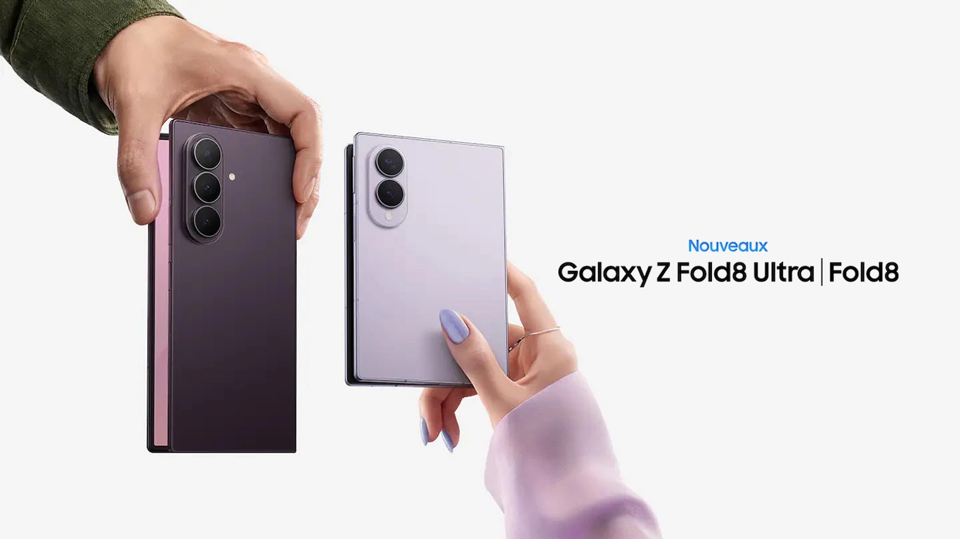 Le contour d’un Galaxy Z Fold8 déplié apparaît progressivement jusqu’à ce qu’il se transforme en appareil. Celui-ci se replie ensuite pour dévoiler l’écran de couverture, puis pivote pour montrer l’arrière avec le mot « FOLD » en arrière-plan. On le voit ensuite dans la main d’une personne. Le tout nouveau Galaxy Z Fold8. Galaxy AI. La scène passe à un Galaxy S26 Ultra couleur Techno Violet qui pivote pour dévoiler son dos avec les caméras arrière. Le S Pen apparaît. Galaxy S26 Ultra. Galaxy AI. La scène change et une main tient le Galaxy S26 Ultra couleur Techno Violet. Vu de face, l’écran est visible et affiche notamment une application de messagerie. Lorsque l’utilisateur incline l’angle de vue sur le côté, l’écran s’assombrit et le contenu à l’écran devient moins visible. Lorsque l’angle de vue revient à une vue de face, le contenu redevient visible. La scène passe à une vidéo de personnes en train de danser, en cours de montage avec Recadrage Dynamique, où un seul sujet est sélectionné à l’écran. Un format 9:16 est choisi parmi les options de recadrage et le bouton « Suivre » est appuyé. Galaxy AI crée une nouvelle vidéo avec la personne sélectionnée comme sujet principal. La scène change et on aperçoit une puce personnalisée intégrant un NPU, un GPU, un CPU et un optimiseur d’image personnalisé. Le mot « AI » apparaît au-dessus de la puce. En effectuant un zoom arrière, un objectif d’appareil photo apparaît. En effectuant un zoom à l’intérieur de l’objectif, l’image se transforme en une vidéo filmée en basse lumière. Grâce à la fonction Nightography, les détails restent nets et clairs.