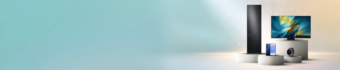 Image sur fond bleu et orangé avec des produits Samsung sur des podiums. On y voir une TV Oled, un réfrigérateur, un smartphone Galaxy S25 et une montre connectée Galaxy Watch8. 