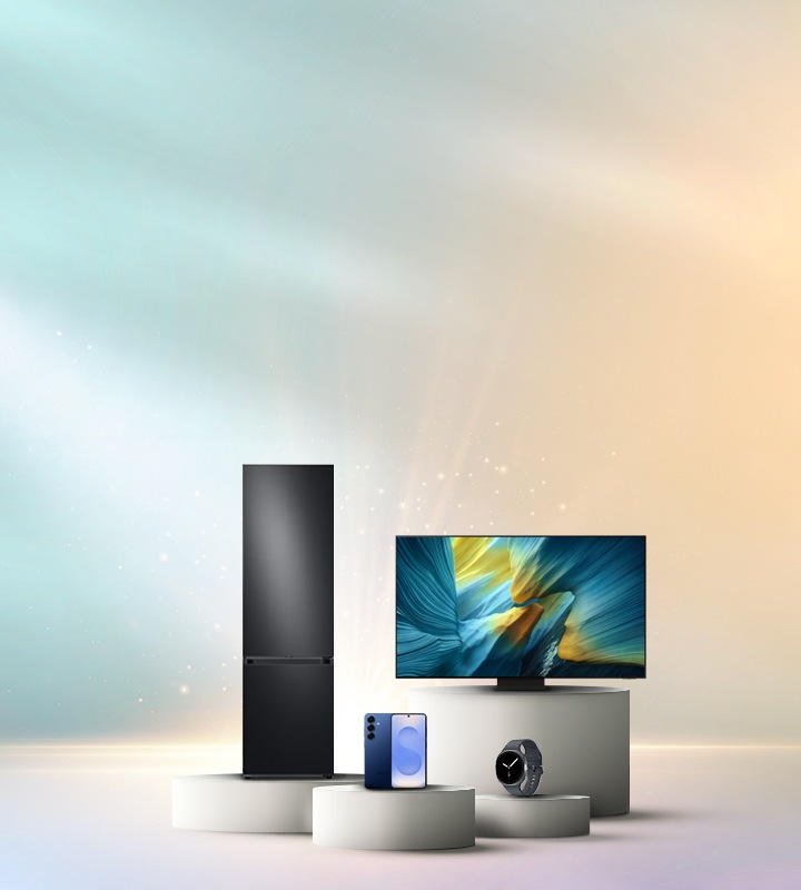 Image sur fond bleu et orangé avec des produits Samsung sur des podiums. On y voir une TV Oled, un réfrigérateur, un smartphone Galaxy S25 et une montre connectée Galaxy Watch8. 