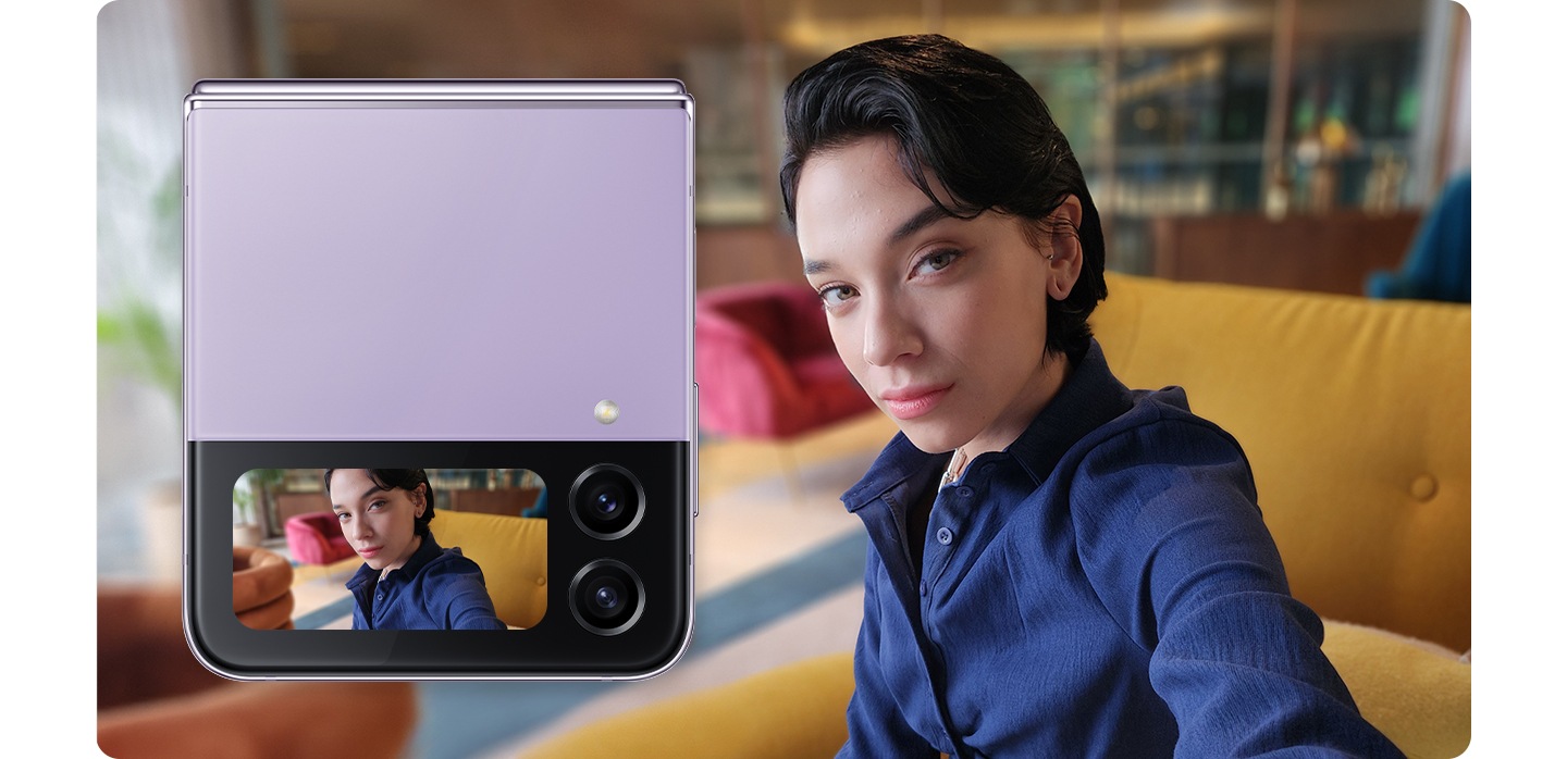 Eine Person nimmt ein Selfie auf den Außenbildschirm des Galaxy Z -Flips. Links: Ein geschlossenes Galaxy Z Flip im Selfie -Modus. Das Selfie -Format auf dem Bildschirm im Freien ändert einen einzelnen Klick