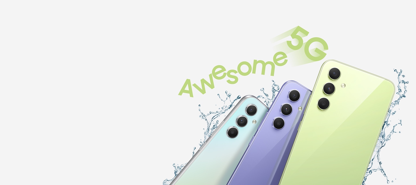 Представлены четыре устройства Galaxy A53 5G, в том числе три внедорожника сзади, чтобы показать черные, синие и персиковые цвета. Единственная Galaxy A53 5G, вид спереди, показывает яркое изображение человека, который обернут в белый «потрясающий» текст