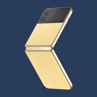 Le Galaxy Z Flip4 entre ouvert personnalisé avec ses faces avant et arrière jaunes et sa charnière dorée.